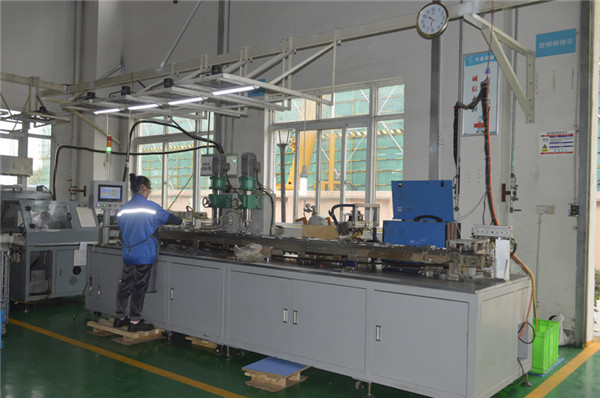自動旋（xuán）鉚點焊機.JPG